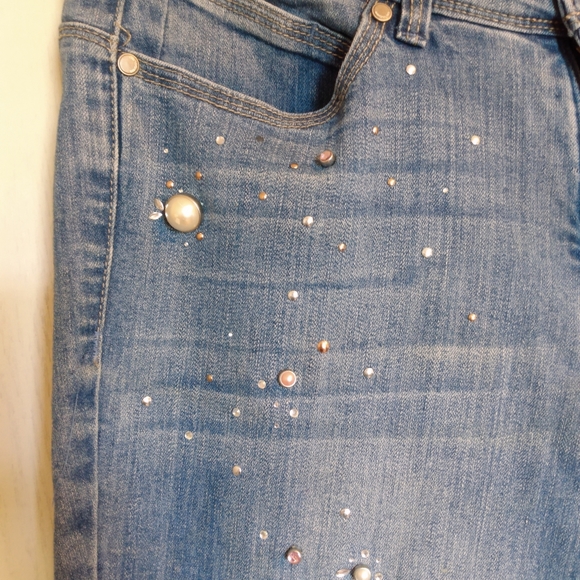 🔴 SALE Bandolino Distressed Crystal and Pearl Embellished Cropped Jeans - Picture 7 of 10